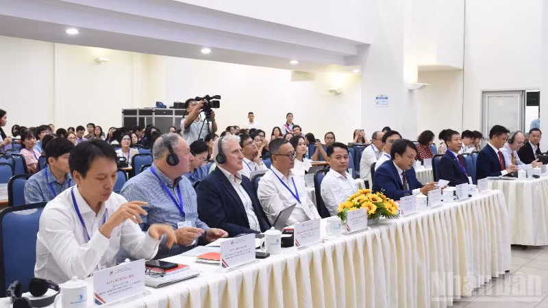 Các đại biểu tham dự diễn đàn “Bồi dưỡng, đào tạo đội ngũ để triển khai hiệu quả việc đưa tiếng Anh thành ngôn ngữ thứ hai trong trường học”. (Ảnh: ANH ĐÀO)