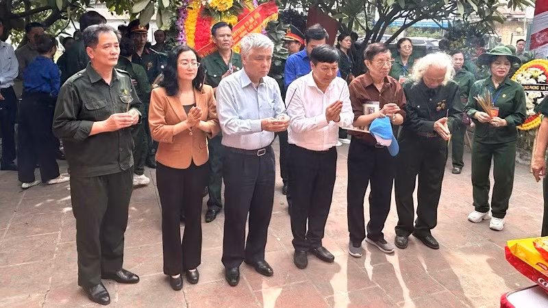 Các đại biểu dâng hương tưởng niệm các Anh hùng liệt sĩ thanh niên xung phong tại Nhà bia Di tích Cách mạng Bến phà Cầu phao Khuyến Lương.