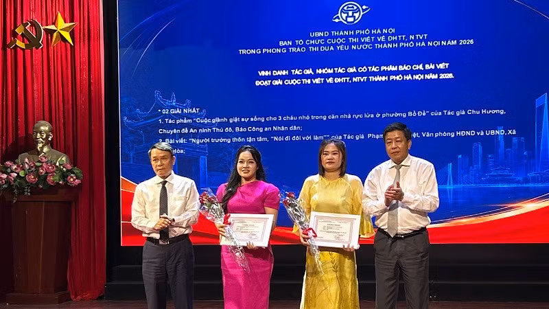Ban tổ chức trao 2 giải Nhất cuộc thi cho tác giả.