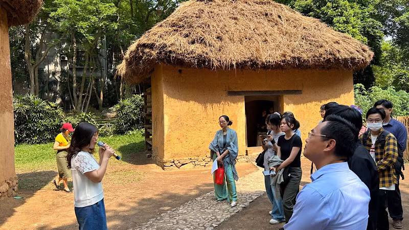 Du khách tham quan nhà người Hà Nhì tại Bảo tàng Dân tộc học Việt Nam.