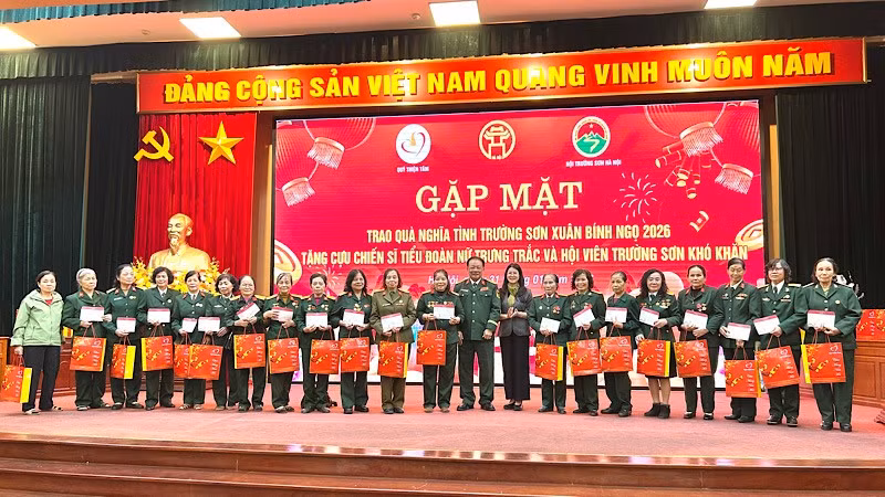 Đại diện Hội Trường Sơn-Đường Hồ Chí Minh Hà Nội tặng quà các cựu chiến sĩ Tiểu đoàn nữ Trưng Trắc.