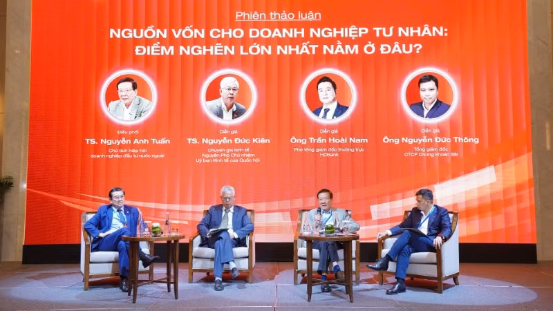 Các khách mời tham gia phiên thảo luận tại hội thảo.