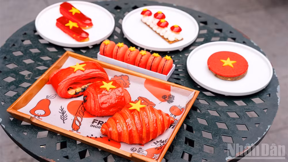 Bộ sưu tập bánh “signature” phiên bản giới hạn được các nghệ nhân Eric Kayser lấy cảm hứng từ sắc cờ Tổ quốc, hút khách du lịch Bà Nà. (Ảnh: ANH ĐÀO)
