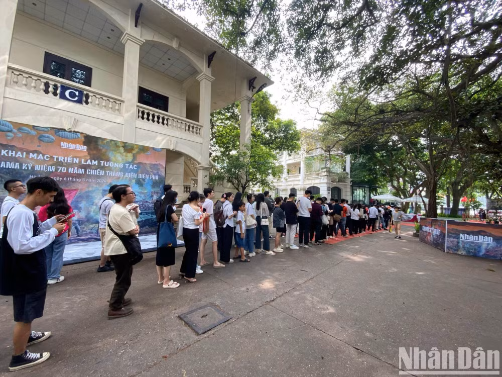 Độc giả trẻ xếp hàng để nhận phụ san panorama tại trụ sở của Báo Nhân Dân tại 71 Hàng Trống.