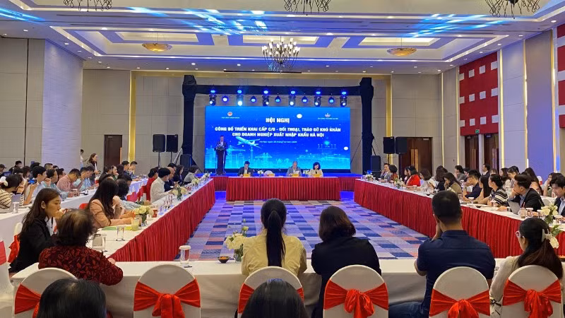Quang cảnh Hội nghị “Công bố triển khai cấp C/O, đối thoại với doanh nghiệp nhằm hướng dẫn tháo gỡ khó khăn trong giải quyết thủ tục hành chính theo quy định phân cấp phân quyền từ khi thực hiện chính quyền 2 cấp và tận dụng các FTA mở rộng thị trường cho doanh nghiệp xuất khẩu của thành phố Hà Nội” tổ chức sáng 28/10.