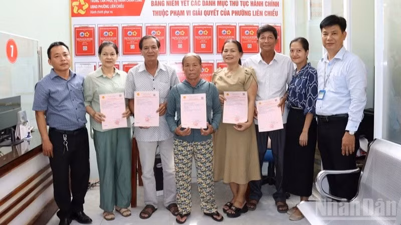 Ủy ban nhân dân phường Liên Chiểu, thành phố Đà Nẵng cấp 14 sổ hồng cho người dân sau 1 tháng vận hành chính quyền địa phương 2 cấp. (Ảnh: AD)