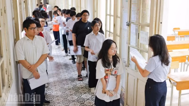 Thí sinh tham dự kỳ thi tuyển sinh lớp 10 tại điểm thi trường Trung học phổ thông Trần Phú (Hà Nội). Ảnh: ĐẠI THẮNG 