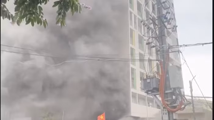 Khói bốc lên tại khu vực xảy ra vụ cháy tại Trung tâm y tế khu vực Liên Chiểu, thành phố Đà Nẵng. (Ảnh người dân cung cấp)