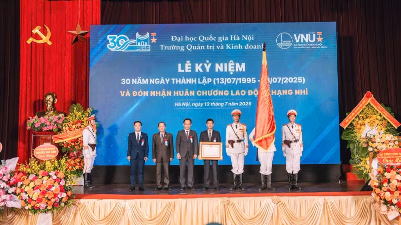 Trường Quản trị và Kinh doanh (HSB), Đại học Quốc gia Hà Nội đón nhận Huân chương Lao động hạng Nhì do Chủ tịch nước trao tặng.