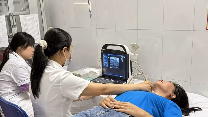 Người bệnh đóng bảo hiểm y tế khám bệnh tại các cơ sở y tế trên địa bàn Hà Nội.