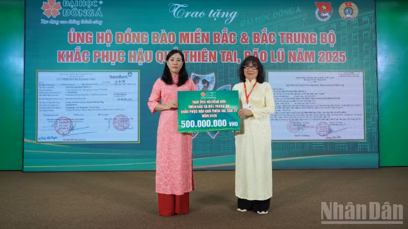 Thầy trò Trường đại học Đông Á Đà Nẵng quyên góp ủng hộ đồng bào Bắc Bộ và Bắc Trung Bộ khắc phục hậu quả thiên tai, bão lũ năm 2025. (Ảnh: ANH ĐÀO)