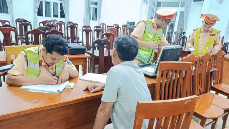 Cảnh sát giao thông Đà Nẵng ra quân đợt cao điểm kiểm tra, xử lý vi phạm nồng độ cồn. (Ảnh: Công an cung cấp)