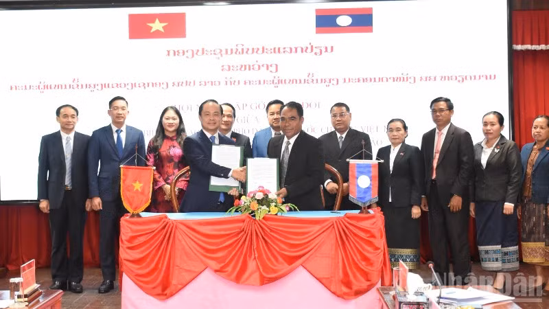 Ban chỉ đạo Công tác biên giới thành phố Đà Nẵng và Ban chỉ đạo công tác biên giới tỉnh Sekong đã ký kết Biên bản cuộc họp. (Ảnh: ANH ĐÀO)