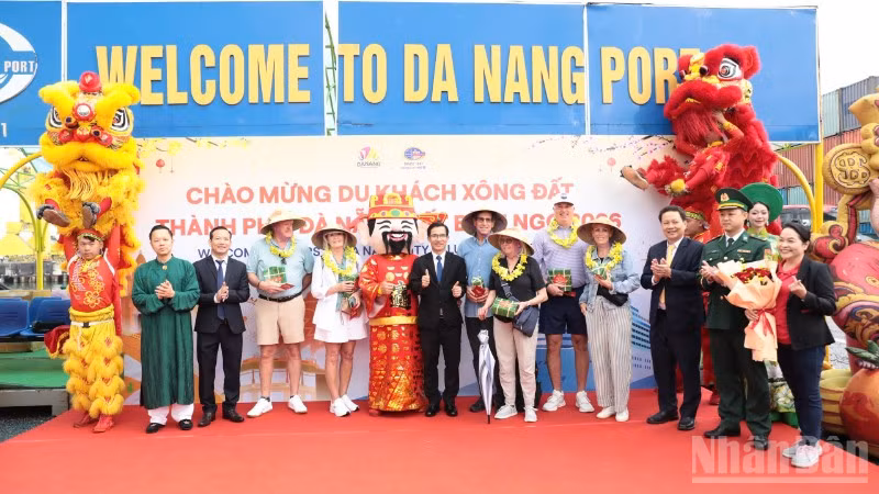 Thành phố Đà Nẵng chào đón hơn 1.000 du khách tàu biển tham quan, du lịch sáng Mùng 3 Tết.