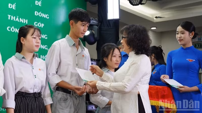 Tiến sĩ Nguyễn Thị Anh Đào, Hiệu trưởng Trường đại học Đông Á Đà Nẵng trao tặng vé xe về Tết cho sinh viên khó khăn khu vực miền trung-Tây Nguyên. (Ảnh: ANH ĐÀO)