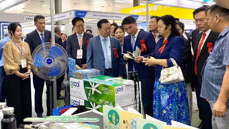 Lãnh đạo thành phố Hà Nội và thành phố Busan (Hàn Quốc) tham quan các gian hàng tại Hội chợ.