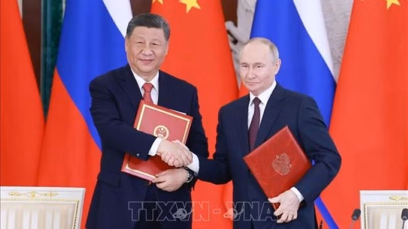 Chủ tịch Trung Quốc Tập Cận Bình (trái) và Tổng thống Nga Vladimir Putin tại cuộc gặp ở Moskva ngày 8/5/2025. (Ảnh: THX/TTXVN)