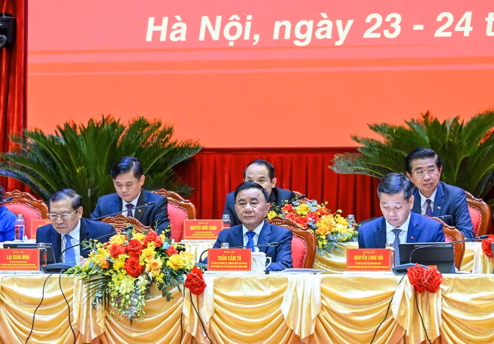Đồng chí Trần Cẩm Tú, Ủy viên Bộ Chính trị, Thường trực Ban Bí thư, Bí thư Đảng ủy các cơ quan Đảng Trung ương cùng các đồng chí Đoàn Chủ tịch điều hành Đại hội. (Ảnh DUY LINH)