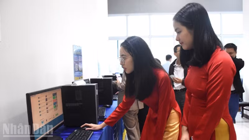 Sinh viên Đà Nẵng trải nghiệm Hệ sinh thái số Digital DUT. (Ảnh: ANH ĐÀO)