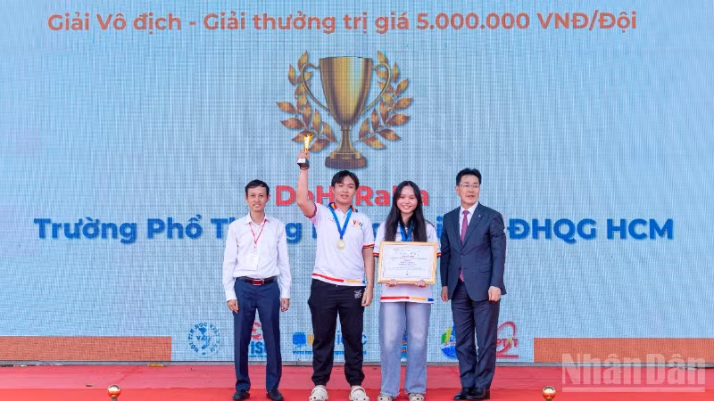 Đội DoHaRaNa xuất sắc giành chức vô địch Kỳ thi Olympic Tin học miền trung-Tây Nguyên lần thứ VII.