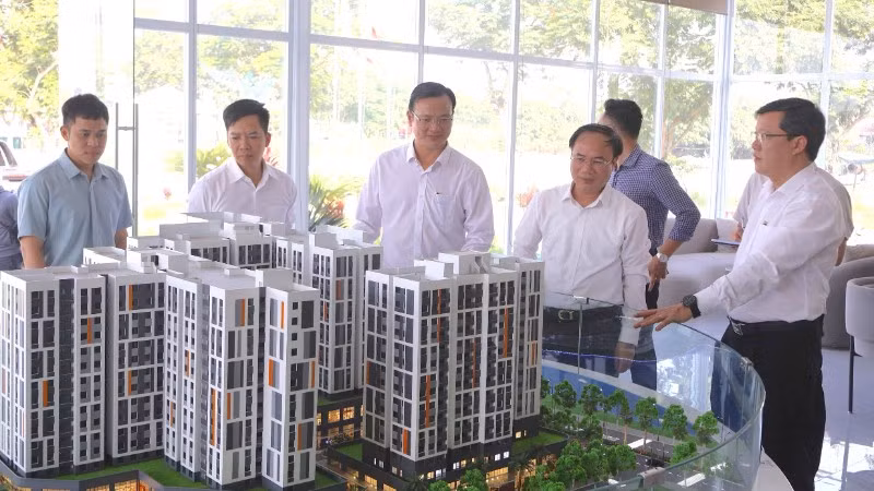 Thứ trưởng Xây dựng Nguyễn Văn Sinh và đoàn công tác làm việc tại Đà Nẵng về tiến độ xây dựng nhà ở xã hội.