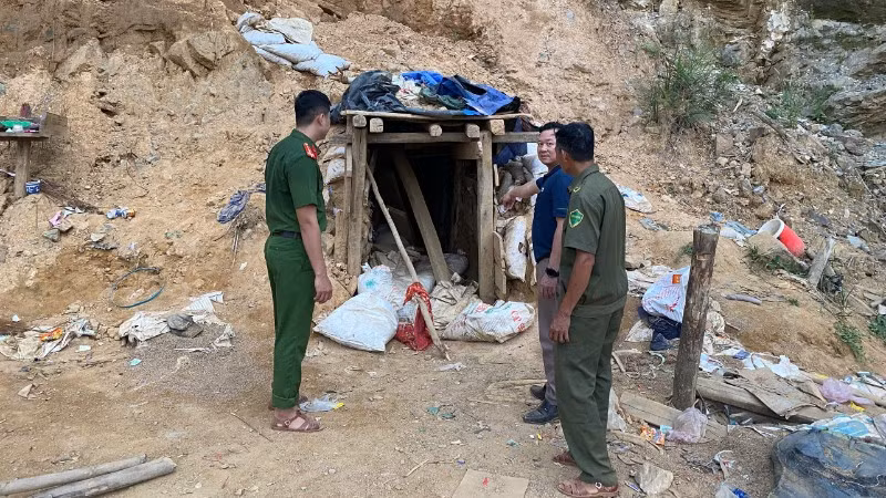 Lực lượng chức năng kiểm tra khu vực nhóm đối tượng tổ chức khai thác khoáng sản trái phép. (Ảnh: Công an cung cấp)