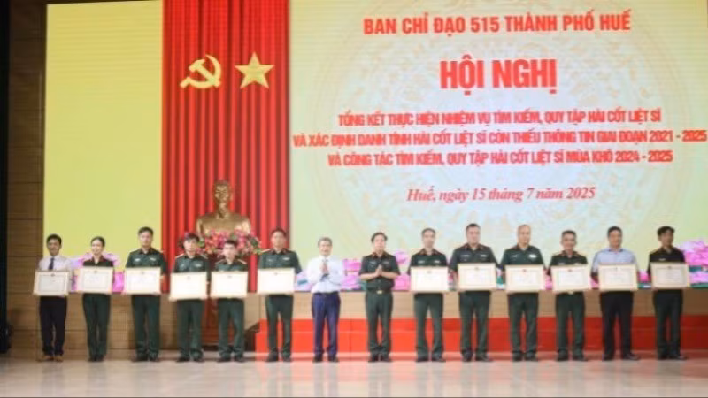 Ban Chỉ đạo 515 thành phố Huế trao Bằng khen tặng 15 cá nhân có thành tích xuất sắc trong thực hiện nhiệm vụ.