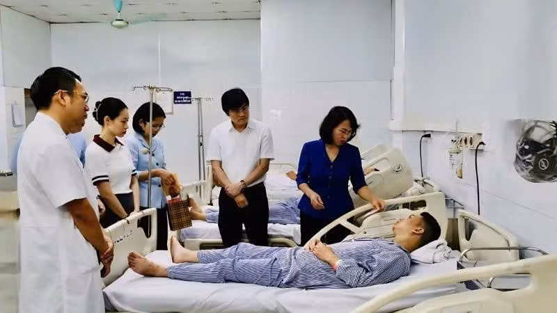Lãnh đạo tỉnh Quảng Ninh thăm hỏi, động viên các nạn nhân đang điều trị tại Bệnh viện đa khoa tỉnh Quảng Ninh.