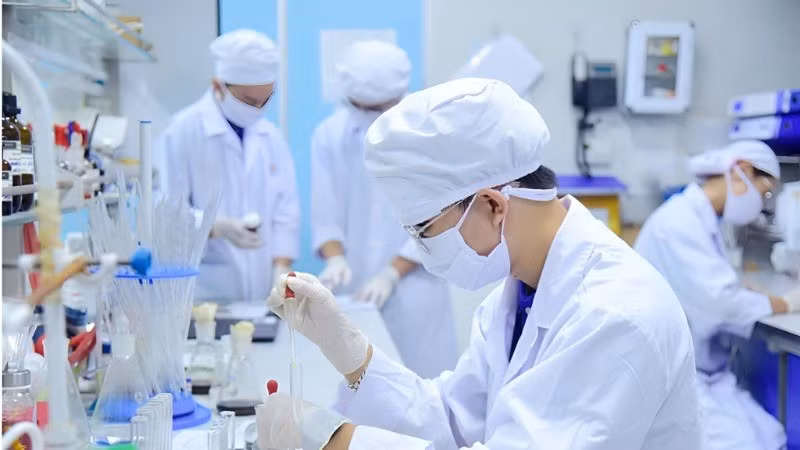 Nghiên cứu khoa học tại Trường đại học Khoa học và Công nghệ Hà Nội, Viện Hàn lâm Khoa học và Công nghệ Việt Nam. (Ảnh USTH)