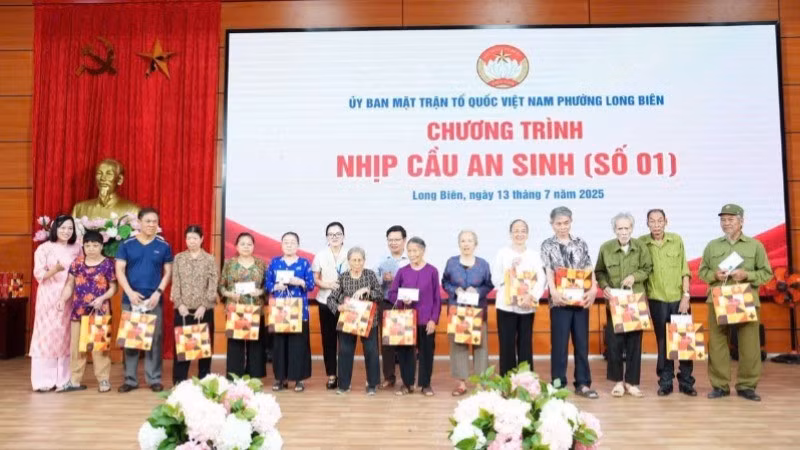 Ủy ban Mặt trận Tổ quốc Việt Nam phường Long Biên tổ chức chương trình “Nhịp cầu an sinh" nhân dịp kỷ niệm 78 năm ngày Thương binh - Liệt sĩ.