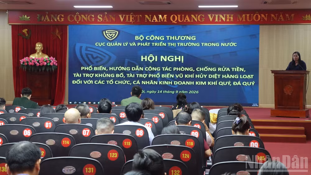 Hội nghị phổ biến, hướng dẫn công tác phòng, chống rửa tiền, tài trợ khủng bố và tài trợ phổ biến vũ khí hủy diệt hàng loạt. (Ảnh: Cục Quản lý và Phát triển thị trường trong nước)