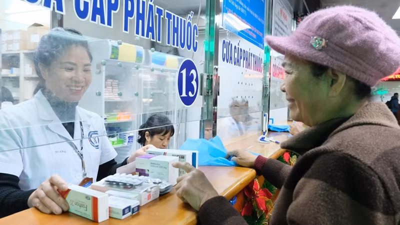 Người bệnh lĩnh thuốc tại các cơ sở khám, chữa bệnh khi tham gia bảo hiểm y tế. (Ảnh: THANH MAI)
