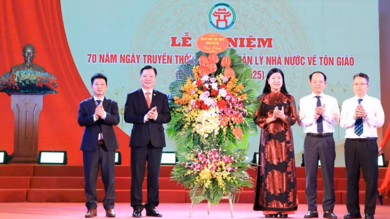 Chủ tịch Ủy ban Mặt trận Tổ quốc Việt Nam thành phố Hà Nội Nguyễn Lan Hương tặng hoa chúc mừng Sở Dân tộc và Tôn giáo thành phố.
