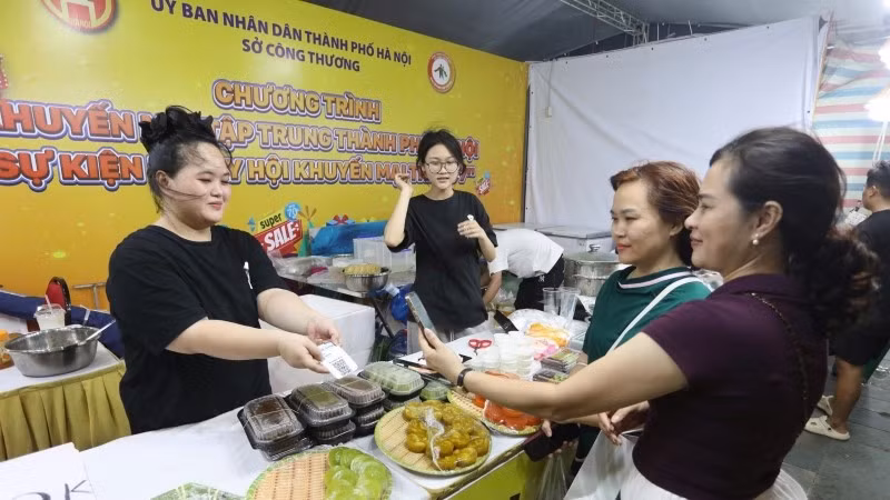 Người tiêu dùng trải nghiệm thanh toán không dùng tiền mặt tại sự kiện.