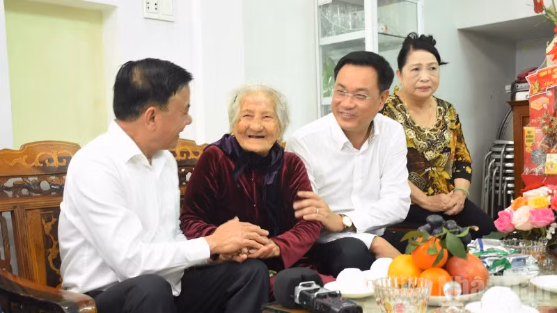 Thường trực Ban Bí thư và đoàn công tác thăm, chúc Tết Mẹ Việt Nam Anh hùng Nguyễn Thị Sự.