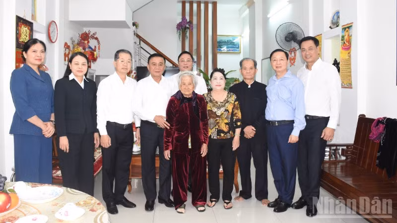 ndo_br_dc-tran-cam-tu-la-doan-cong-tac-chup-anh-luu-niem-voi-gia-dinh-me-vnah-nguyen-thi-su-2627.jpg