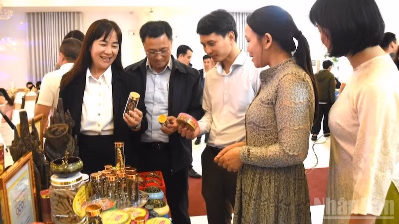 Các đại biểu tham quan gian hàng quà lưu niệm du lịch đặc trưng tại sự kiện ra mắt hệ sinh thái Mini App 5Sao của Công ty Cổ phần Công Nghệ FiveSS, Đà Nẵng.