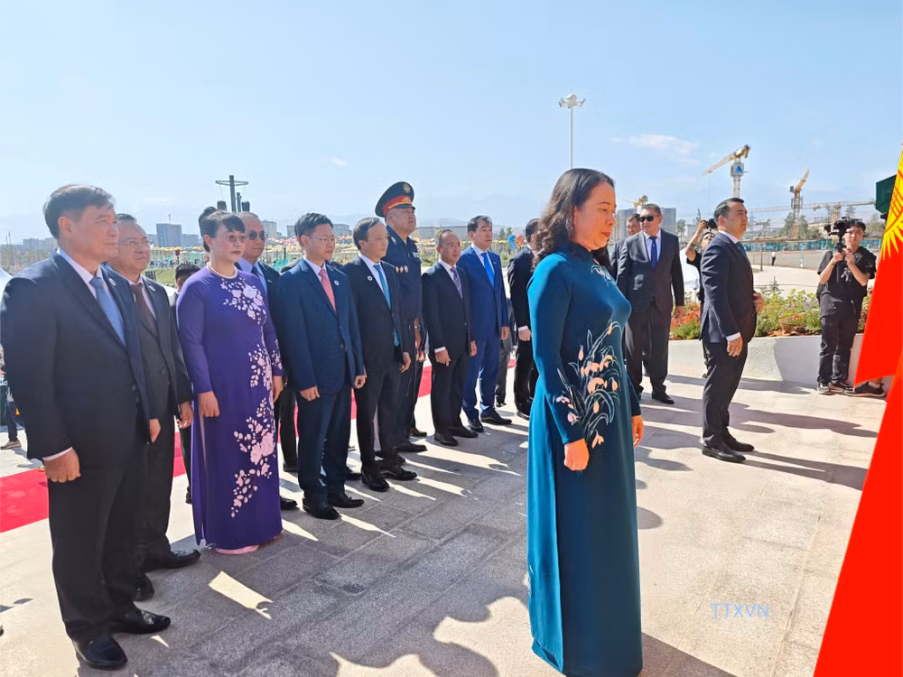 vna-potal-pho-chu-tich-nuoc-vo-thi-anh-xuan-du-khanh-thanh-tuong-dai-ho-chi-minh-tai-bishkek-8995090-7688.jpg