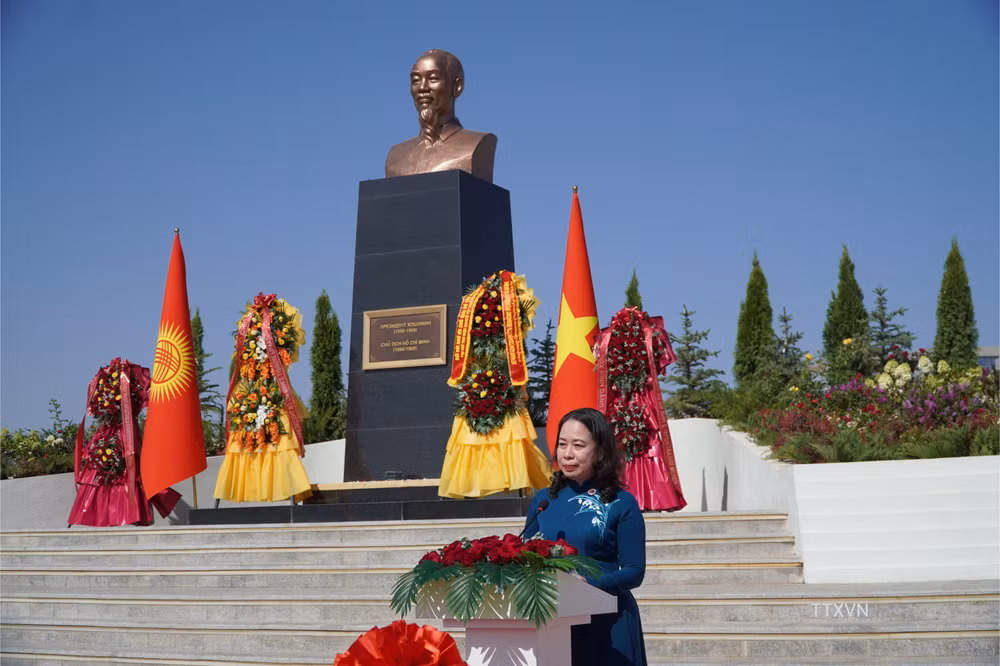 vna-potal-pho-chu-tich-nuoc-vo-thi-anh-xuan-du-khanh-thanh-tuong-dai-ho-chi-minh-tai-bishkek-8995102-8868.jpg