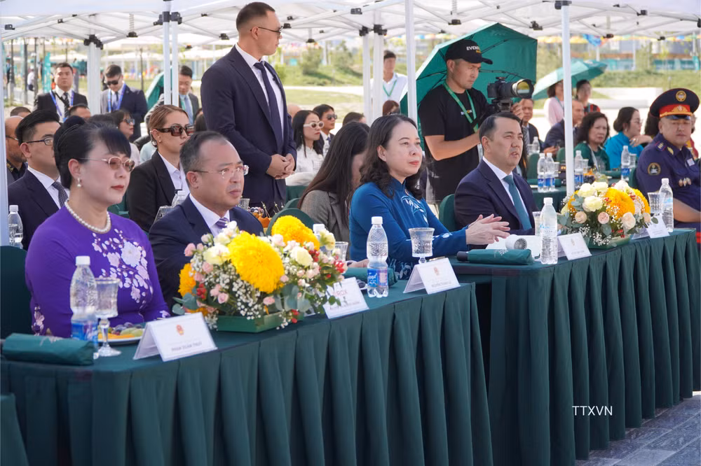 vna-potal-pho-chu-tich-nuoc-vo-thi-anh-xuan-du-khanh-thanh-tuong-dai-ho-chi-minh-tai-bishkek-8995094-1433.jpg