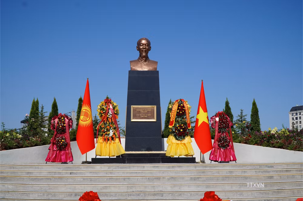 vna-potal-pho-chu-tich-nuoc-vo-thi-anh-xuan-du-khanh-thanh-tuong-dai-ho-chi-minh-tai-bishkek-8995103-5519.jpg