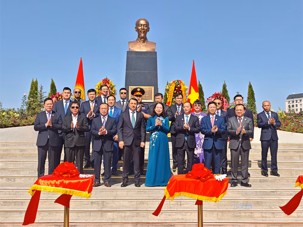 vna-potal-pho-chu-tich-nuoc-vo-thi-anh-xuan-du-khanh-thanh-tuong-dai-ho-chi-minh-tai-bishkek-8995089-3751.jpg