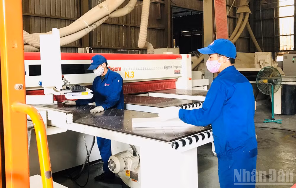 C&aacute;c doanh nghiệp được khuyến nghị chủ động kiểm k&ecirc; ph&aacute;t thải, tận dụng c&aacute;c chương tr&igrave;nh hỗ trợ. (Ảnh: AN NGUY&Ecirc;N)