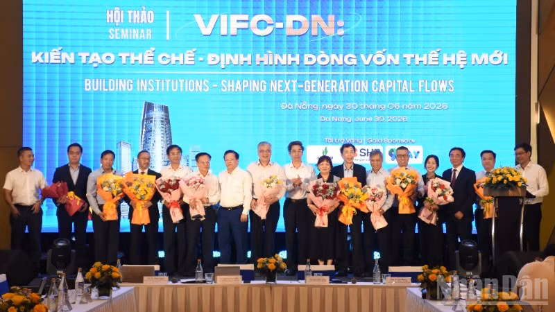 ndo_br_btc-tang-hoa-cam-on-cac-dien-gia-3008.jpg