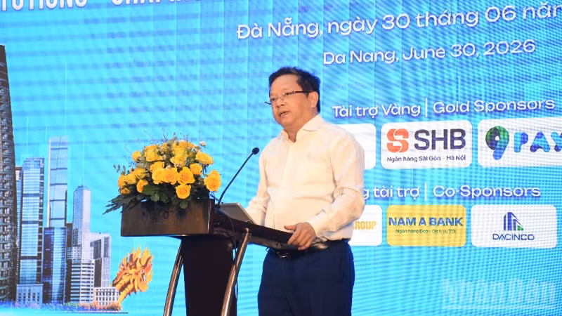 Tiến sĩ Nguyễn Đức Hiển, Phó trưởng Ban Chính sách và Chiến lược Trung ương phát biểu đề dẫn tại hội thảo. (Ảnh: ANH ĐÀO)