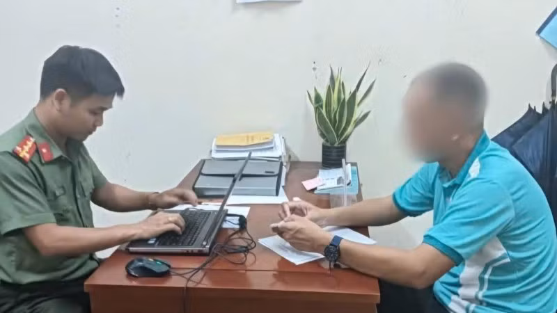 Công an xã Bà Nà, thành phố Đà Nẵng làm việc với người đăng tải thông tin không đúng sự thật. (Ảnh: Công an cung cấp)