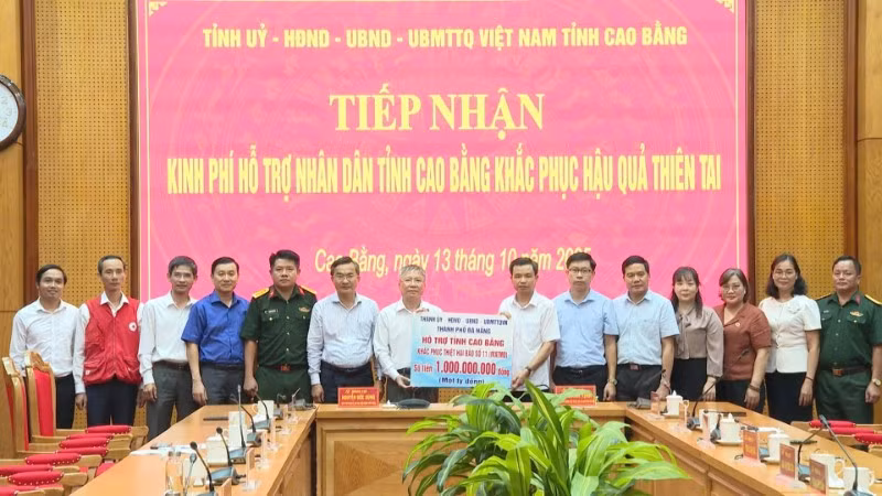 Chủ tịch Hội đồng nhân dân thành phố Đà Nẵng Nguyễn Đức Dũng trao tiền hỗ trợ tỉnh Cao Bằng. (Ảnh: Đoàn công tác cung cấp)