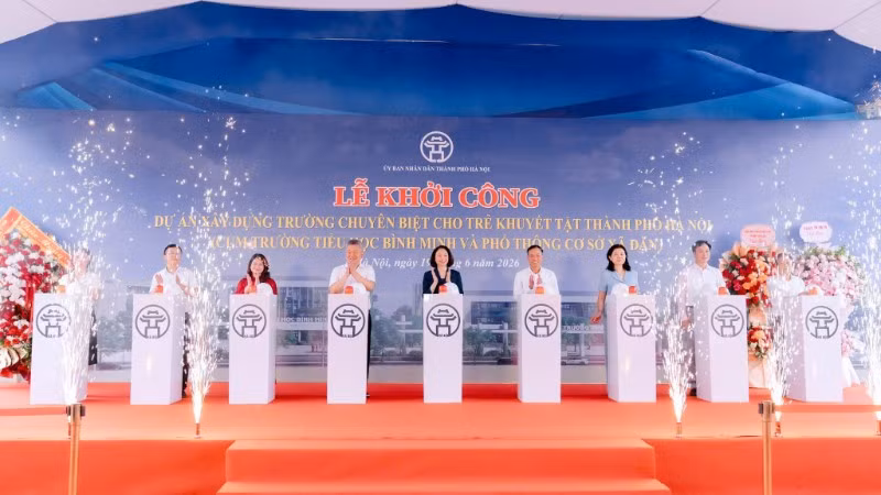 Các đại biểu thực hiện nghi thức khởi công dự án.
