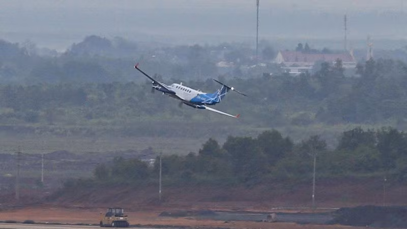 Máy bay Beechcraft KingAir 300 series bay hiệu chuẩn tại sân bay Long Thành.
