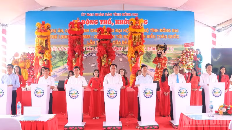 Các đại biểu thực hiện nghi thức khởi công xây dựng dự án đường liên cảng.